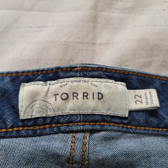 Torrid Size 22 Distressed Jean Shorts Medium Wash Casual Everyday Vacation - Picture 5 of 8